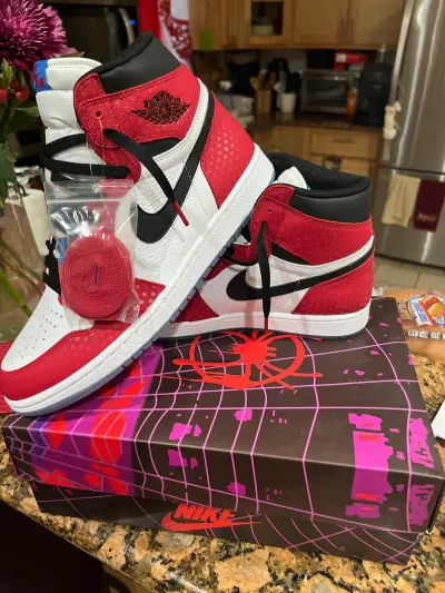 Bstsneaker- Air Jordan 1 Retro High Spider-Man Origin Story 555088-602  review Jonathan Smith 01