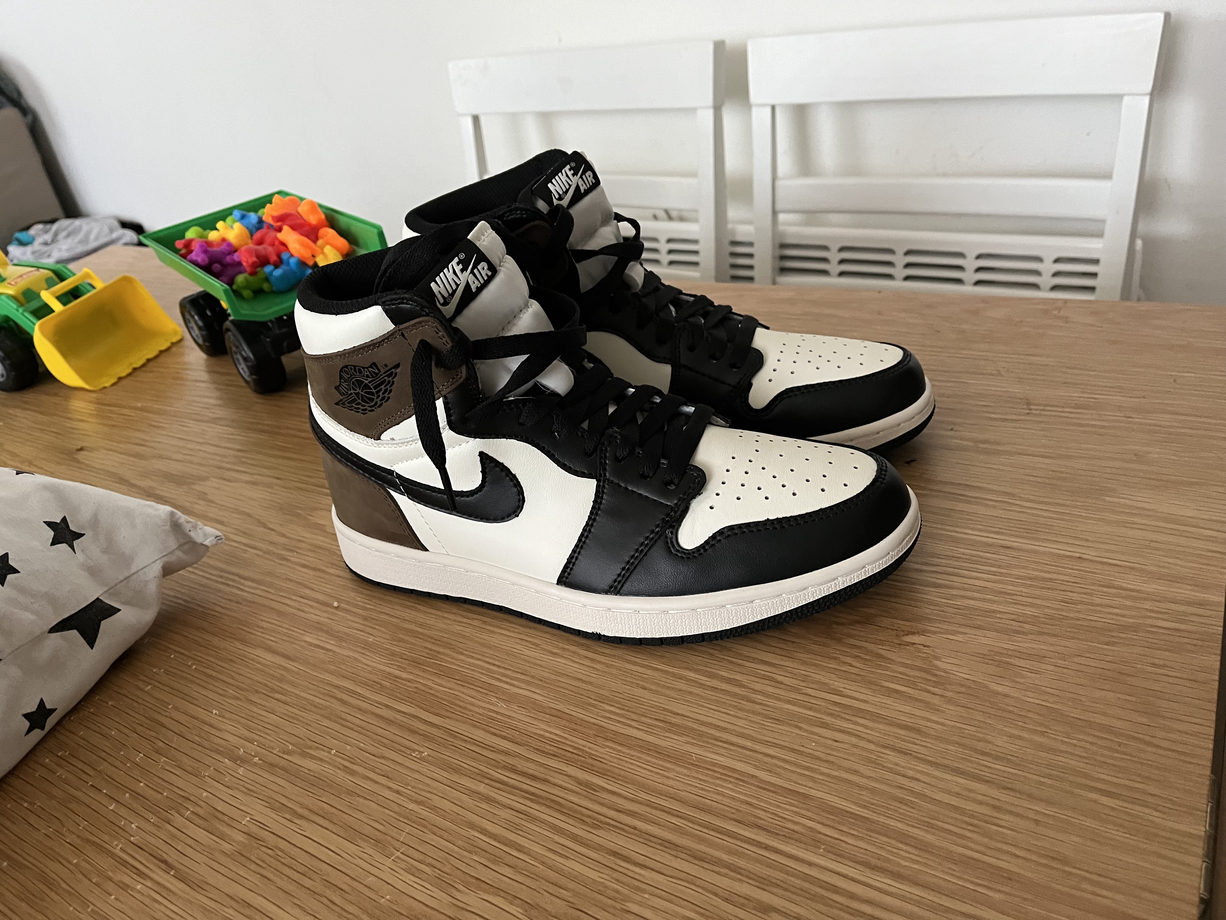 Bstsneaker- Air Jordan 1 Retro High OG Dark Mocha 555088-105 review Kundum Tesar 01