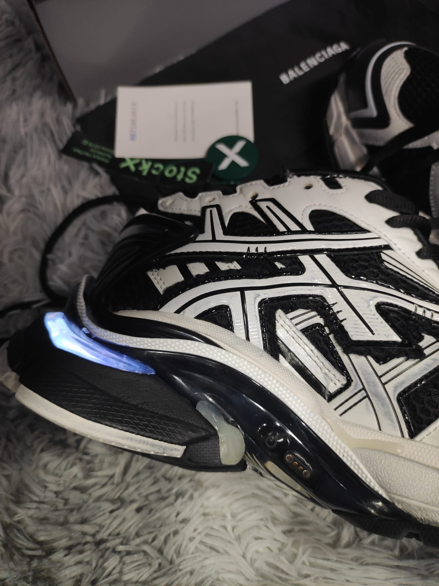 Bstsneaker-Balenciaga Runner LED Black and White 853225 WRNLD 9010  review peter