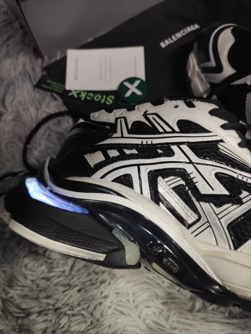 Bstsneaker-Balenciaga Runner LED Black and White 853225 WRNLD 9010  reviewed by