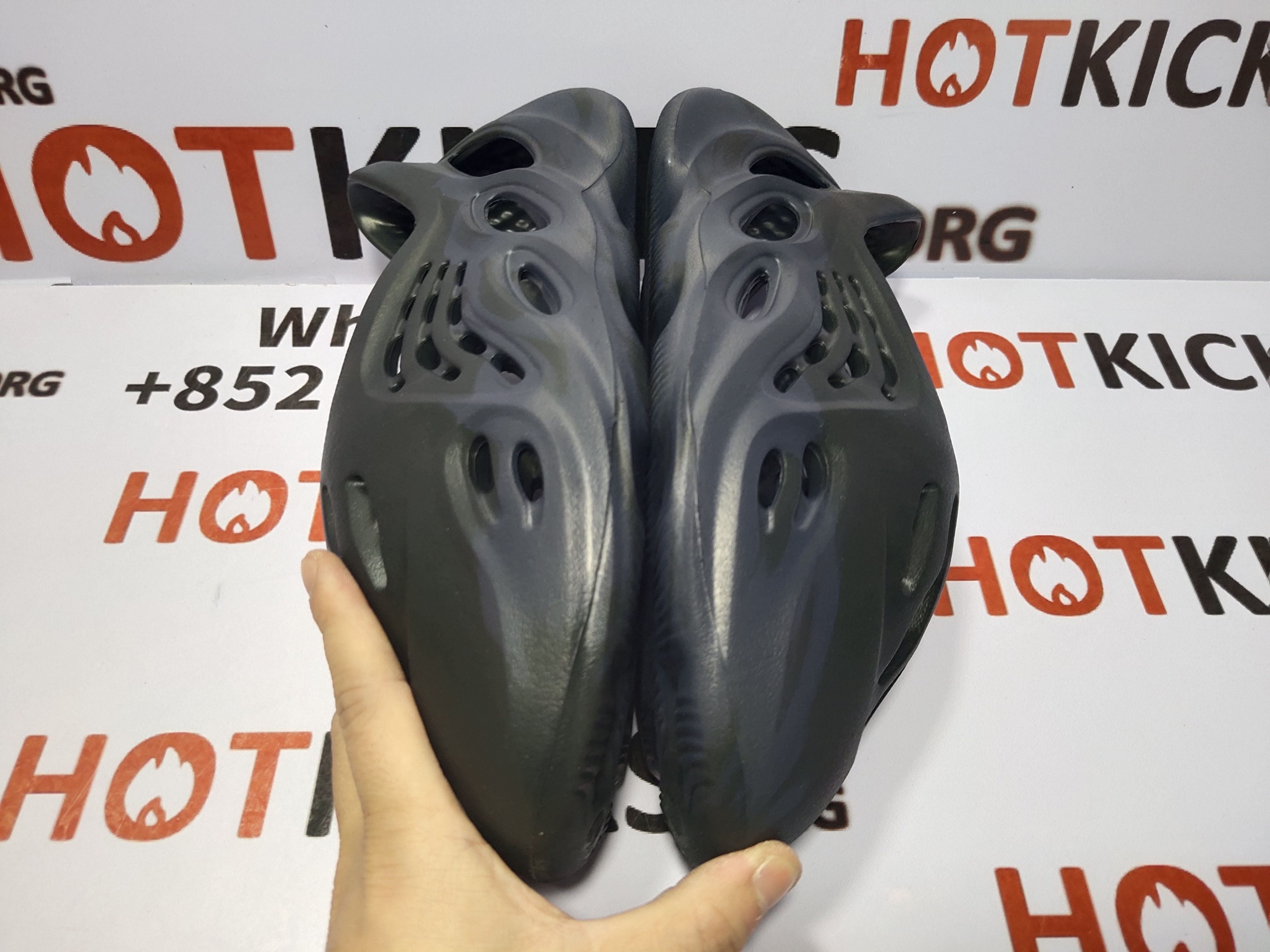 LJR Yeezy Foam RNNR Mineral Blue, GV7903