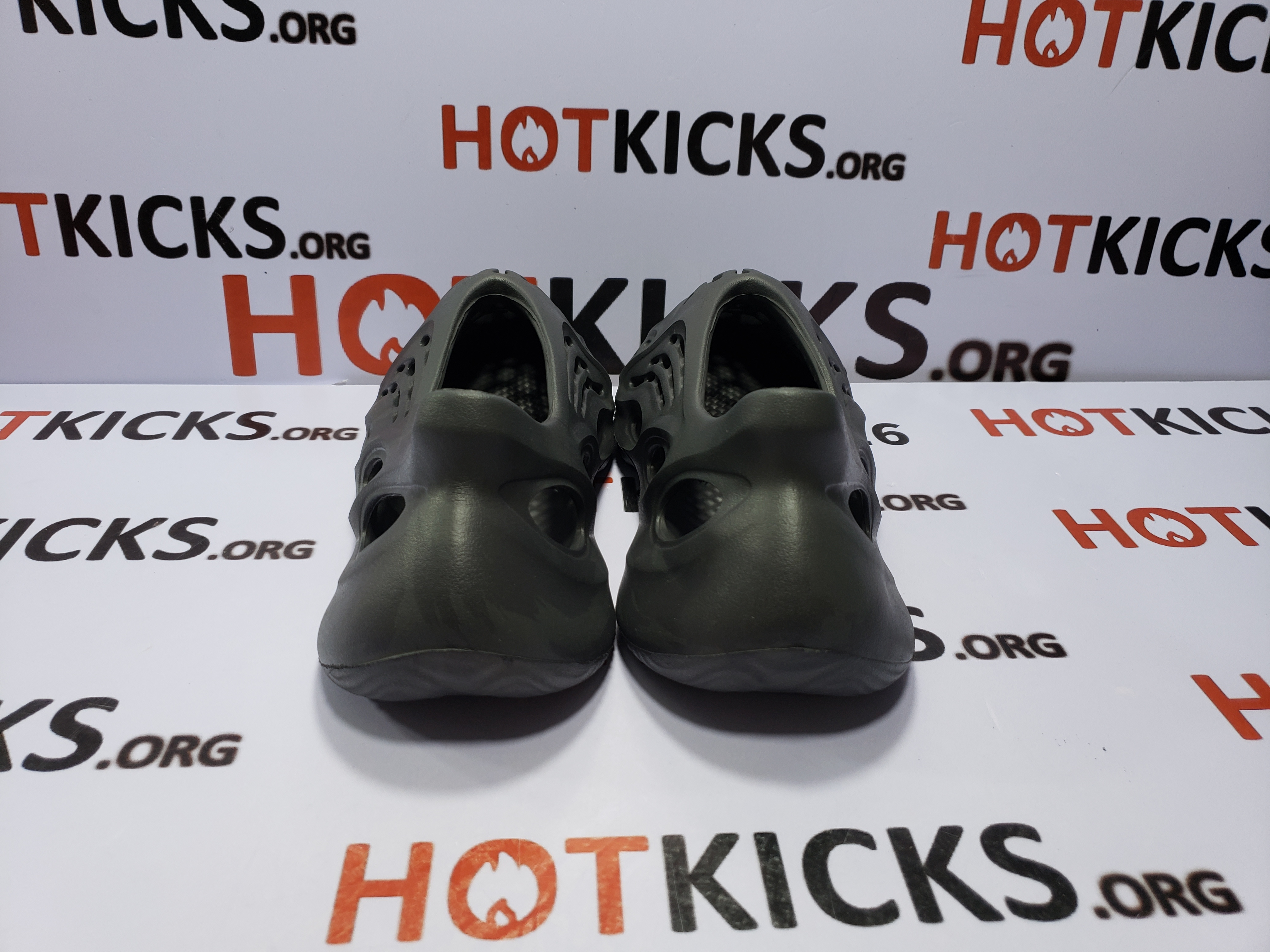 LJR Yeezy Foam RNNR Onyx,HP8739
