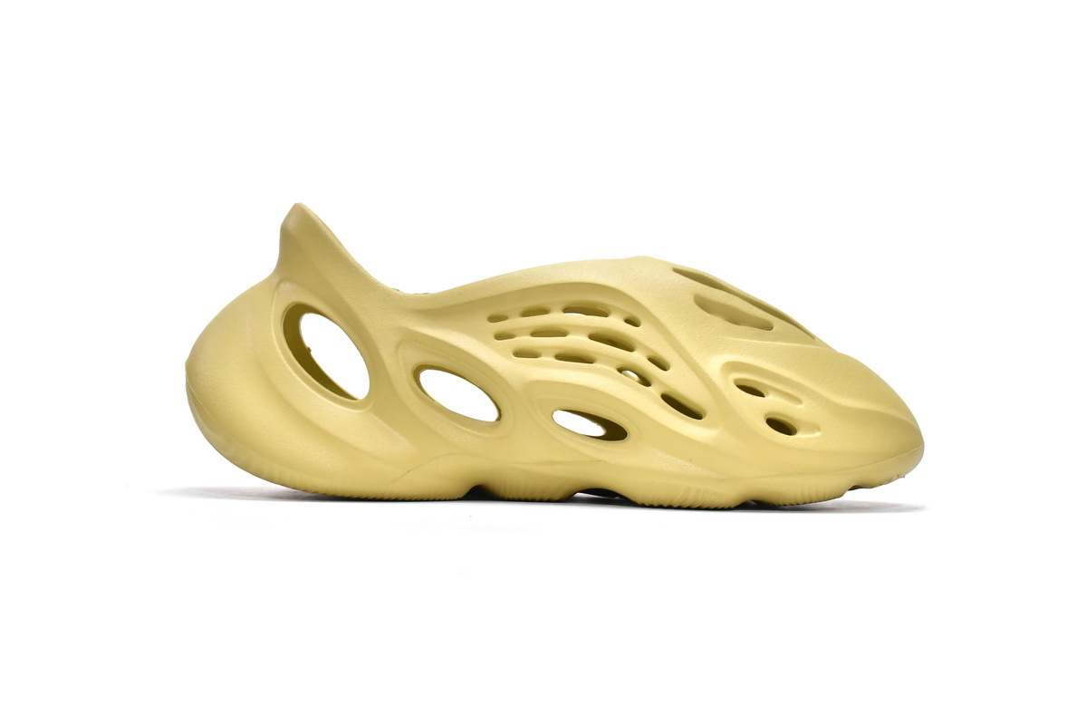 LJR Yeezy Foam RNNR Sulfur,GV6775