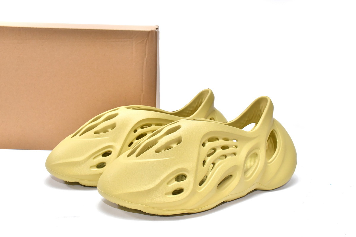 LJR Yeezy Foam RNNR Sulfur,GV6775