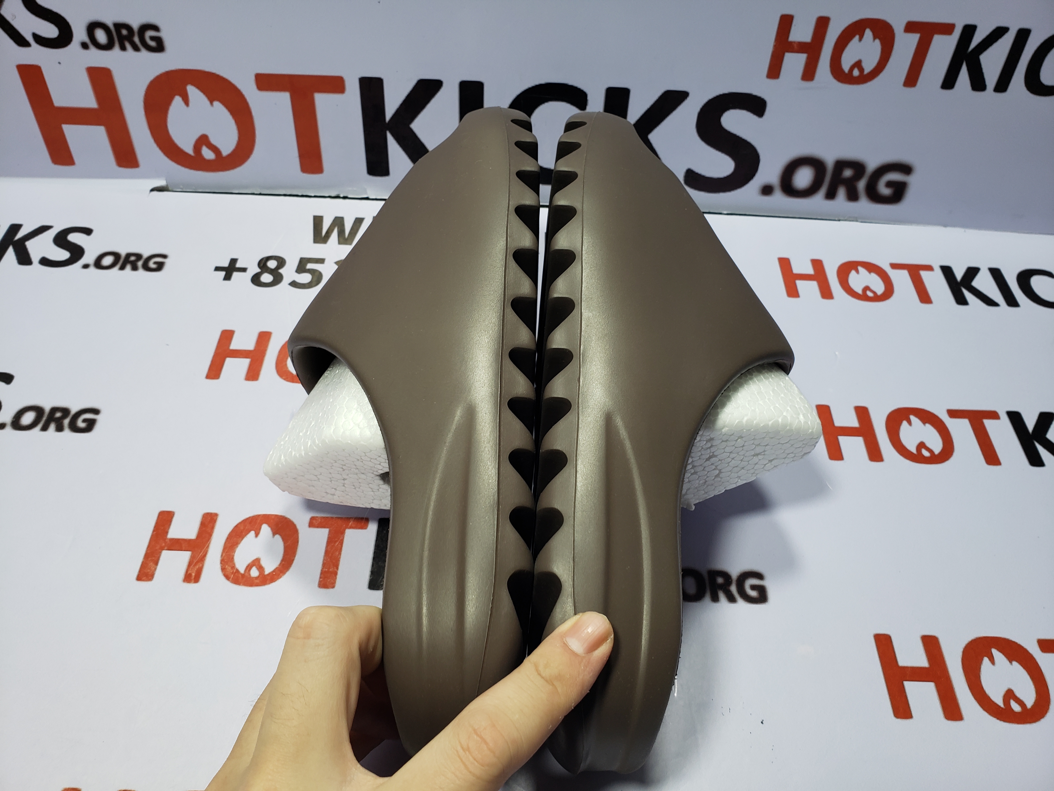 OG Yeezy Slide Soot, G55495