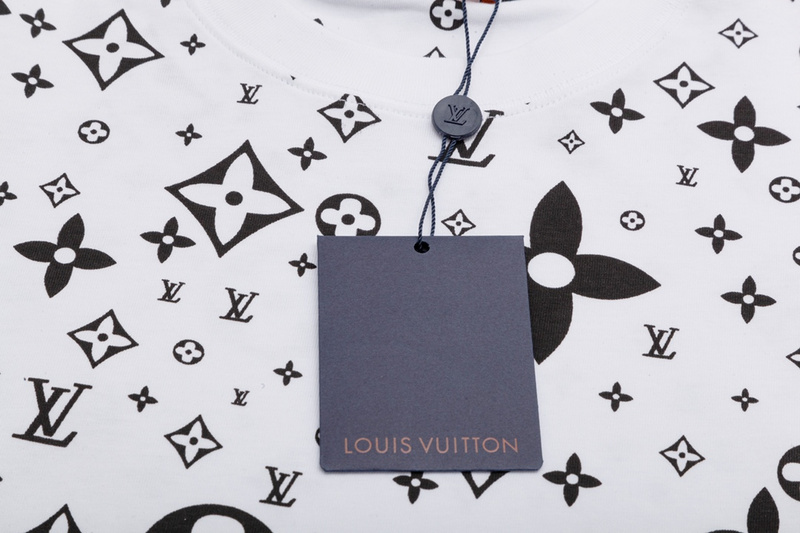  Louis Vuitton T-shirt 204858