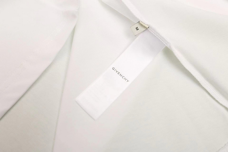 GIVENCHY T-shirt 30