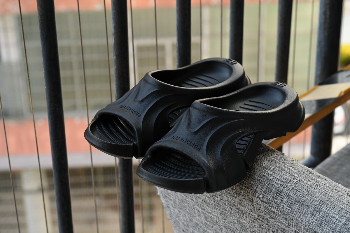 BALENCIAGA Black 653873W3CE21000