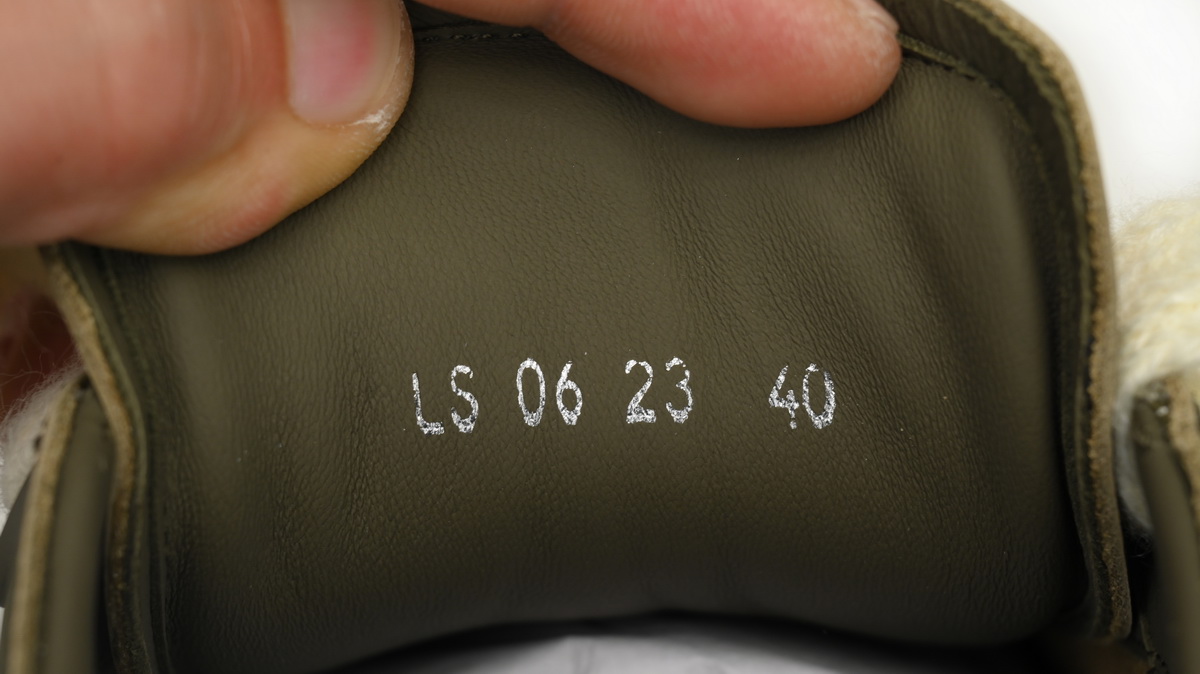 Dior B33 Sneaker Khaki Smooth Calfskin Oblique Raised Embroidery (Numbered) 3SN303ZYQ_H681