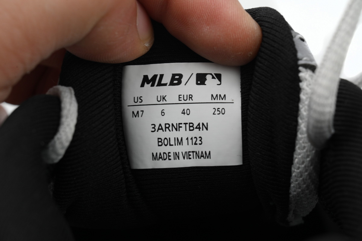 MLB Fast Ball Classic Monogram New York Yankees Sneakers  3ARNFSB4N-50BKS