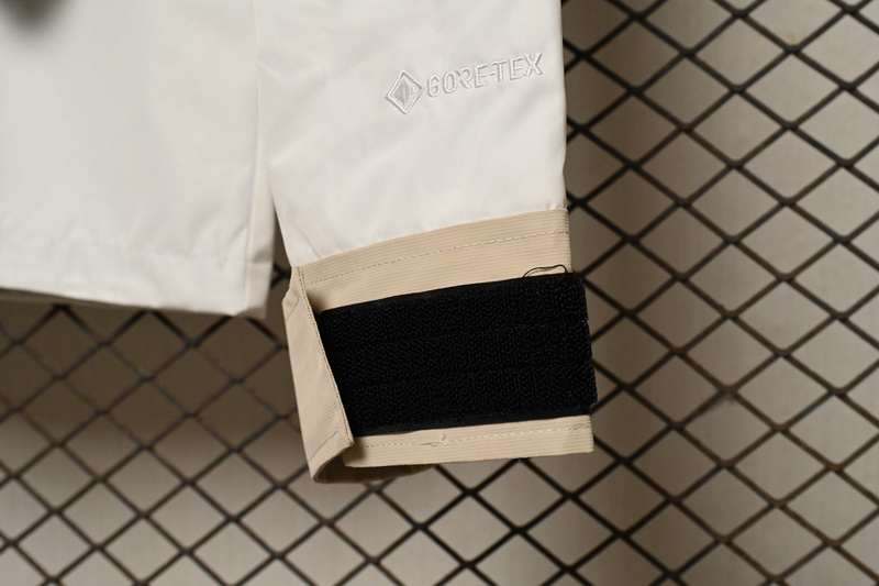 the Nor*h face black and milk white color matching jackets