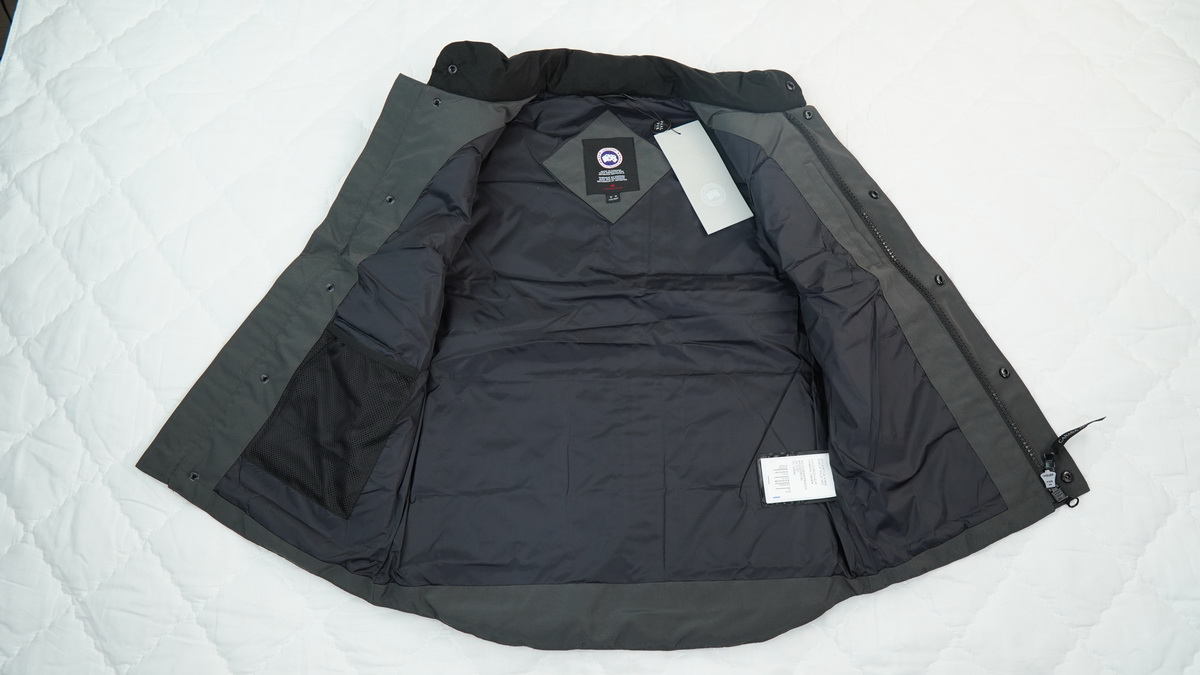 Can*a Go*e outdoor sports down vest black