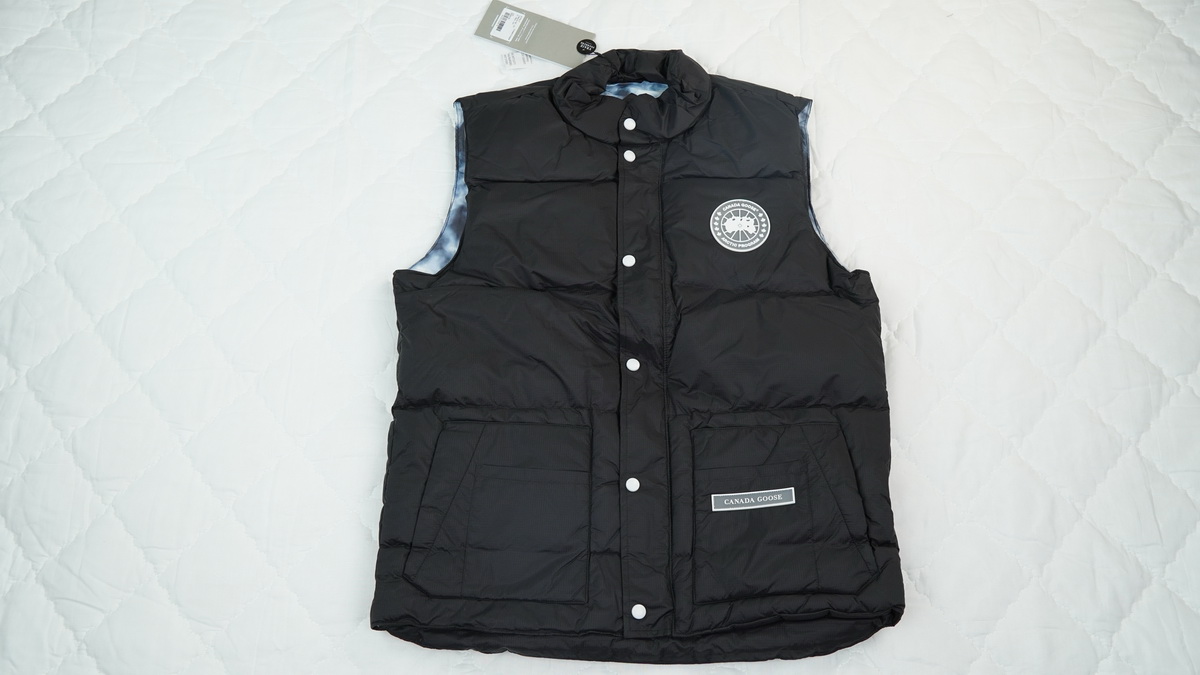 Can*a Go*e outdoor sports down vest glacier black