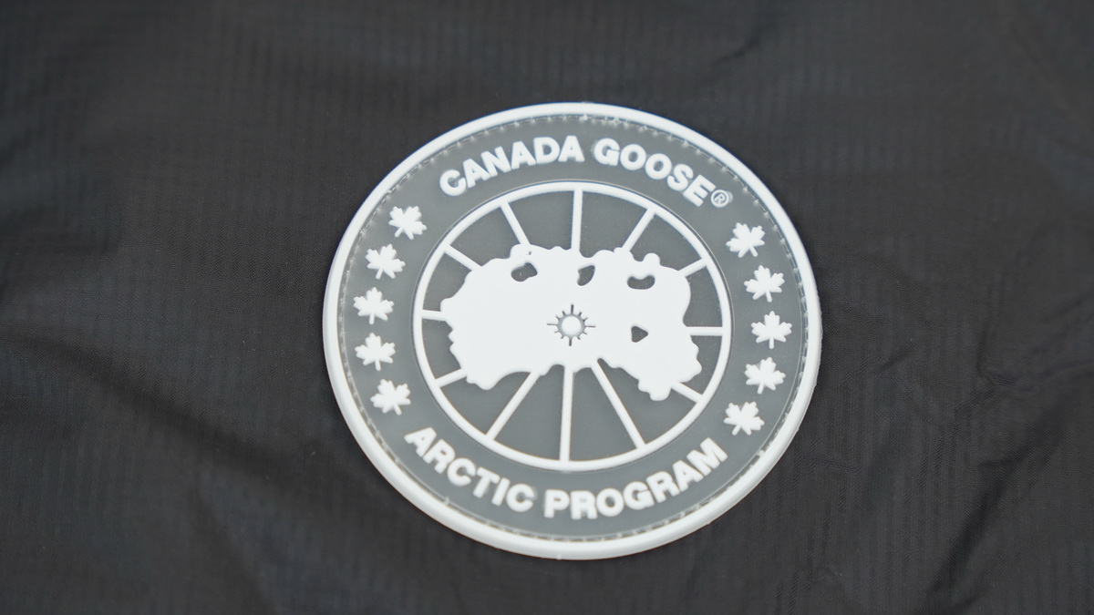Can*a Go*e outdoor sports down vest glacier black