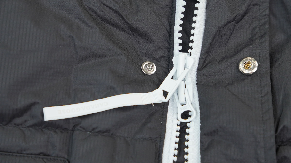 Can*a Go*e outdoor sports down vest glacier black
