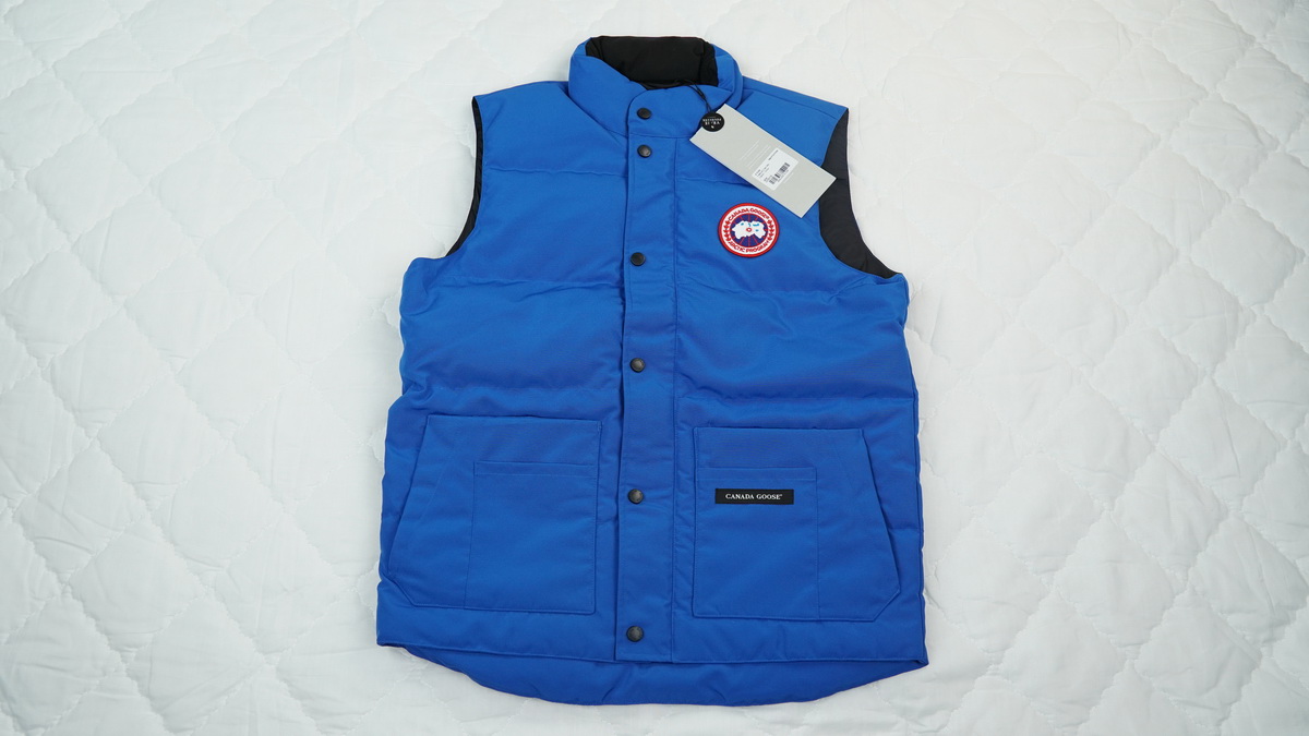 Can*a Go*e outdoor sports down vest blue