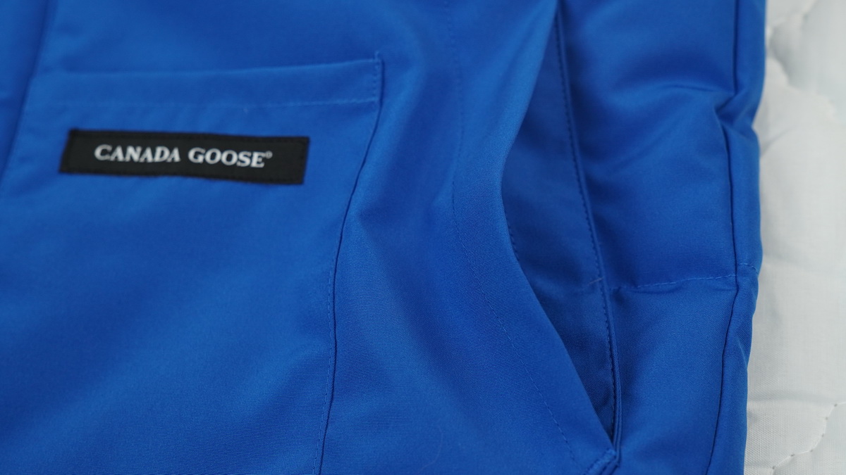 Can*a Go*e outdoor sports down vest blue