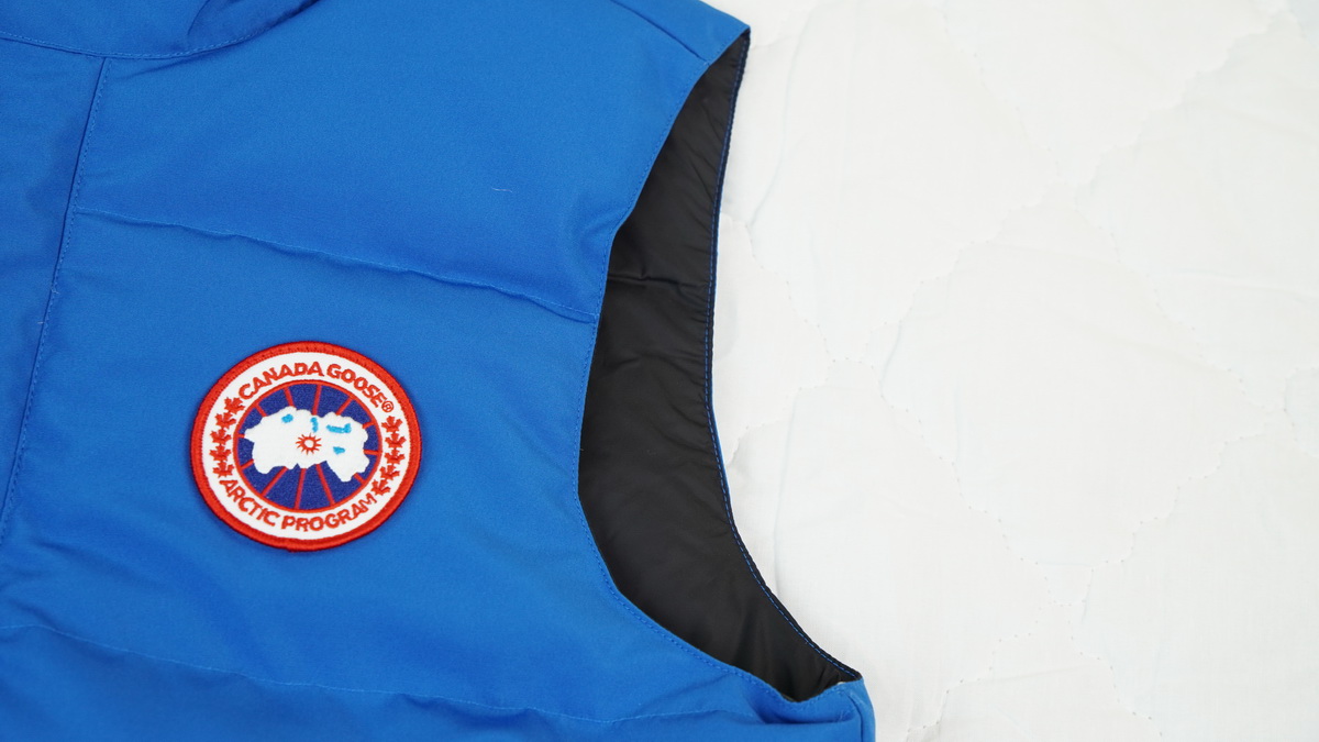 Can*a Go*e outdoor sports down vest blue