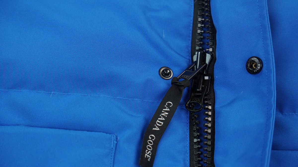 Can*a Go*e outdoor sports down vest blue