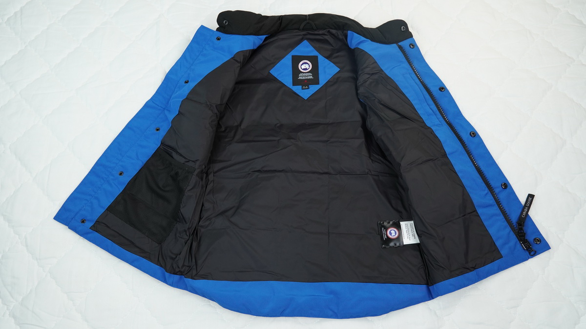Can*a Go*e outdoor sports down vest blue