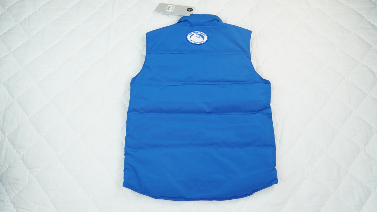 Can*a Go*e outdoor sports down vest blue