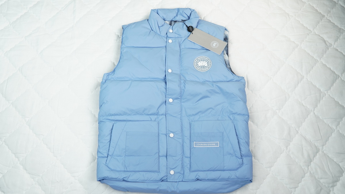 Can*a Go*e outdoor sports down vest glacier blue