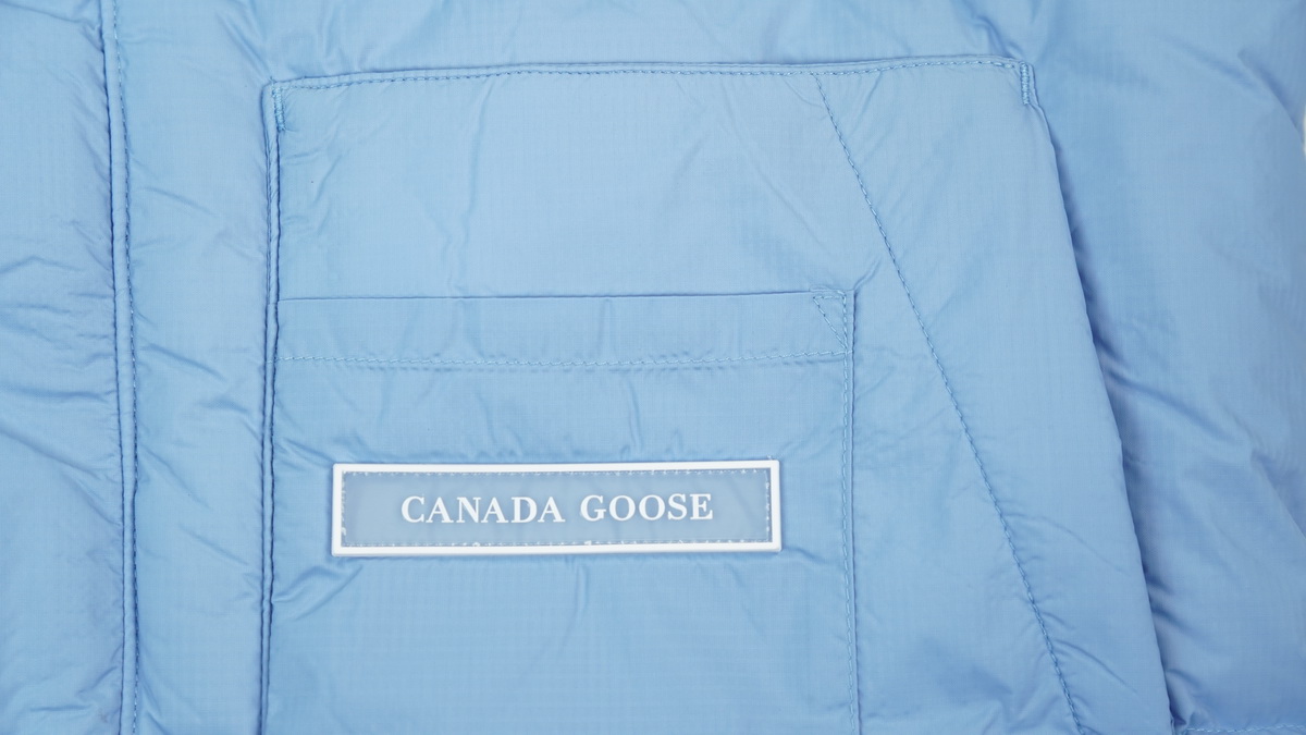 Can*a Go*e outdoor sports down vest glacier blue