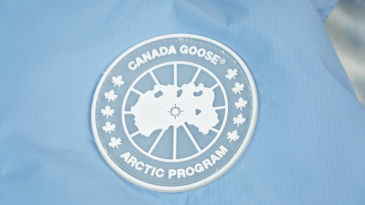 Can*a Go*e outdoor sports down vest glacier blue