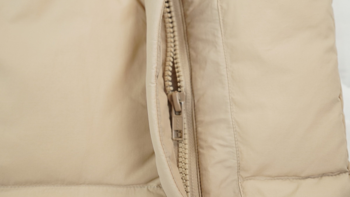 Can*a Go*e outdoor sports down vest glacier khaki