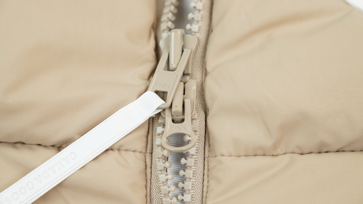 Can*a Go*e outdoor sports down vest glacier khaki