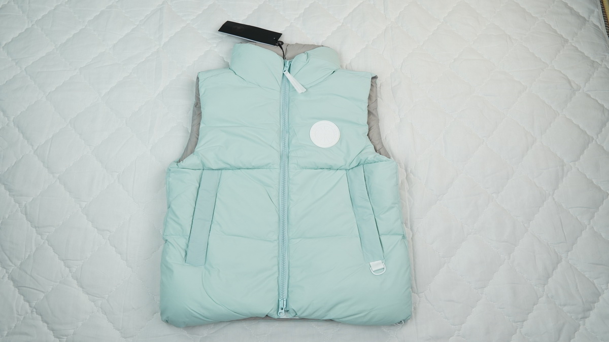 Can*a Go*e outdoor sports down vest glacier water blue