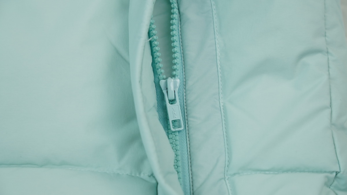 Can*a Go*e outdoor sports down vest glacier water blue