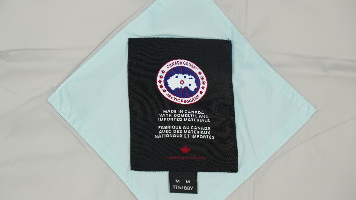 Can*a Go*e outdoor sports down vest glacier water blue