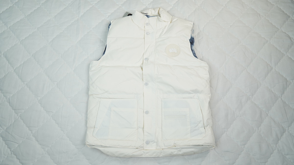 Can*a Go*e outdoor sports down vest glacier white