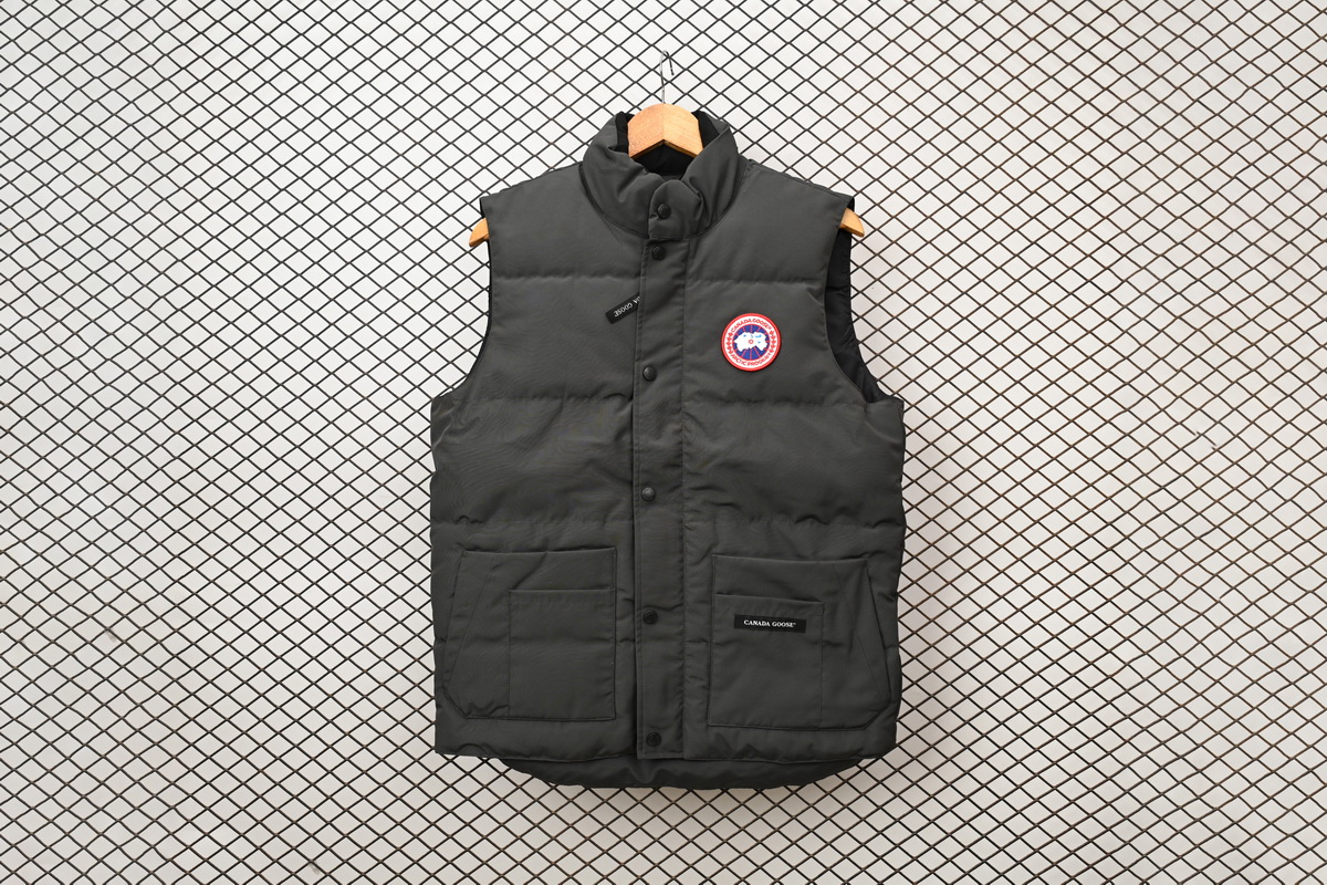 Can*a Go*e outdoor sports down vest grey