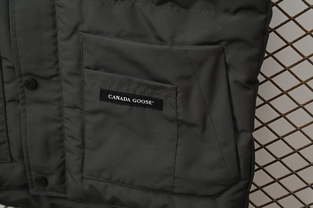 Can*a Go*e outdoor sports down vest grey