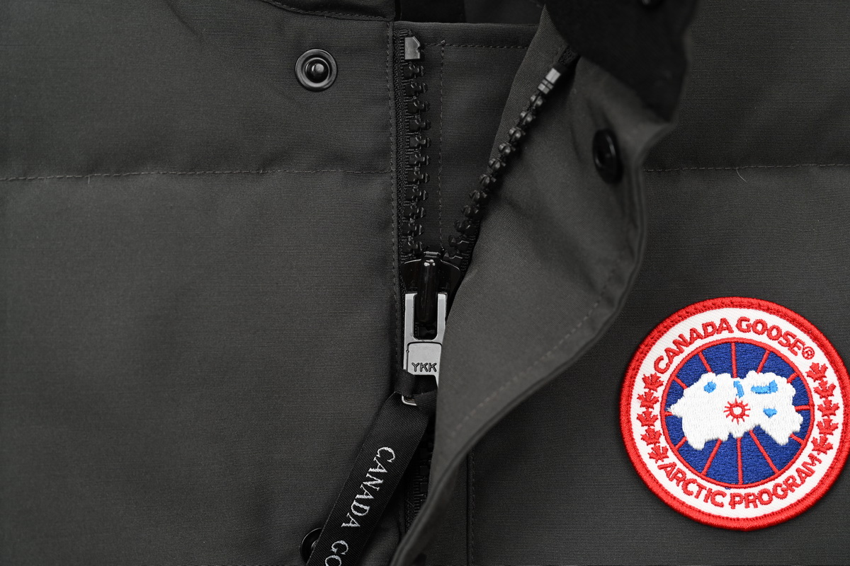 Can*a Go*e outdoor sports down vest grey