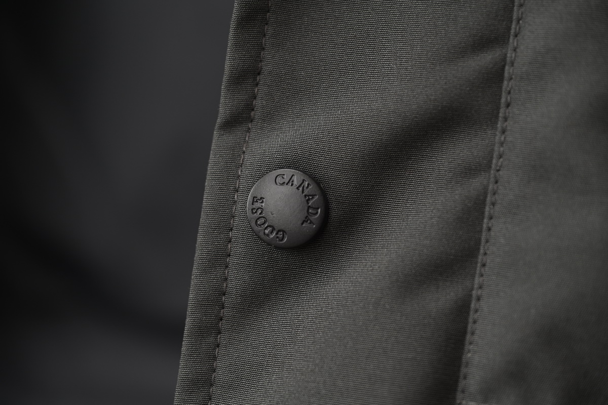 Can*a Go*e outdoor sports down vest grey