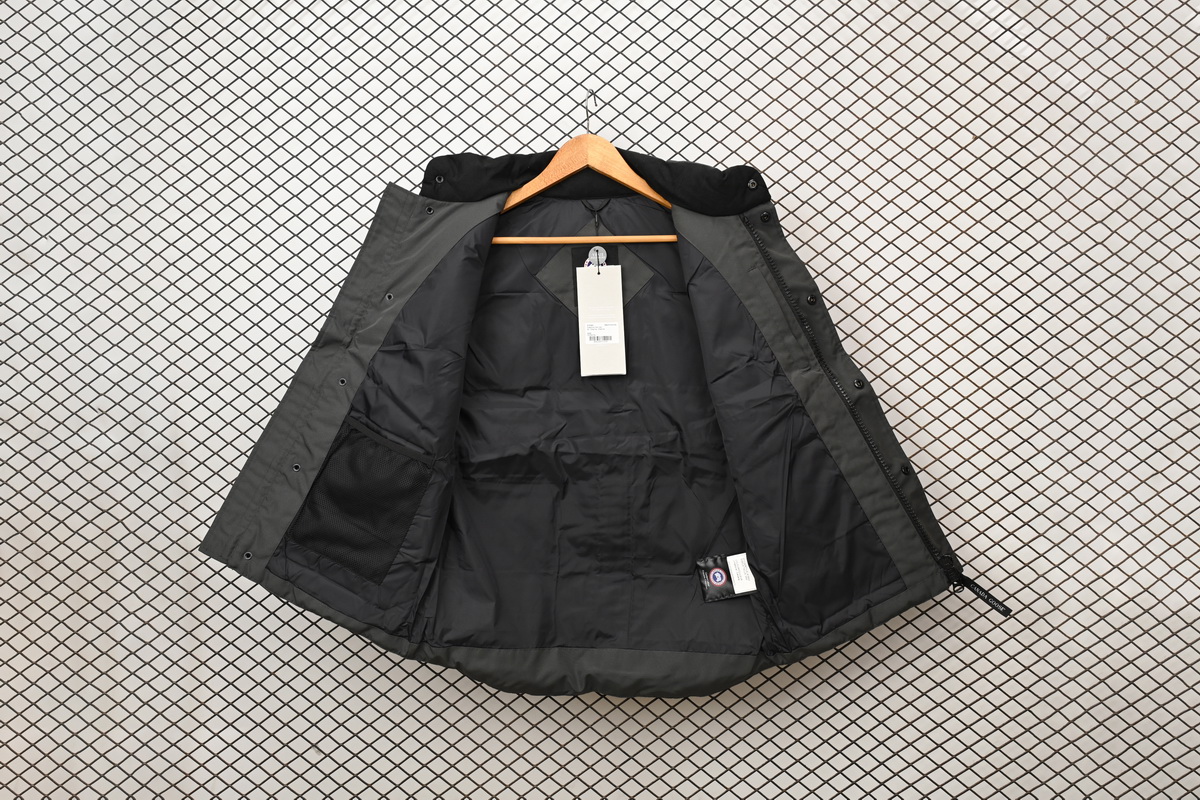 Can*a Go*e outdoor sports down vest grey