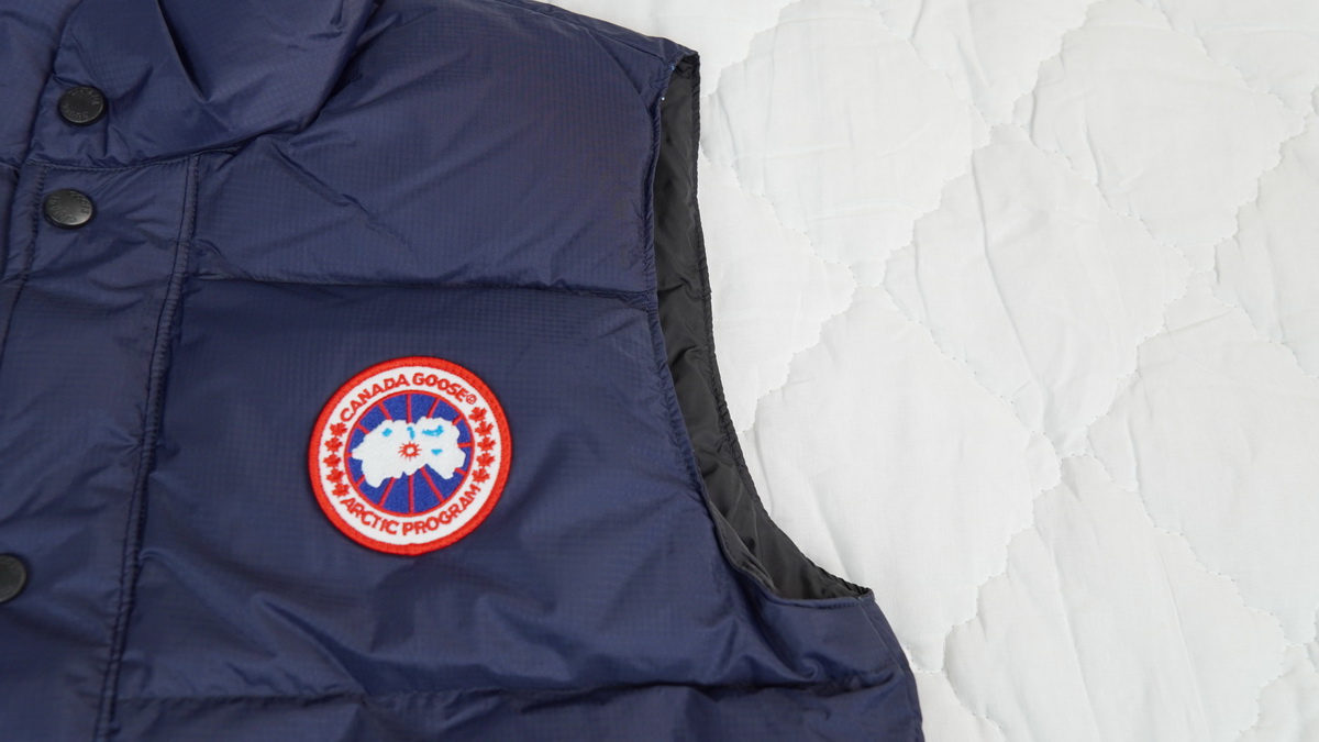 Can*a Go*e outdoor sports down vest navy blue