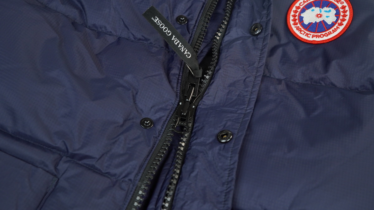 Can*a Go*e outdoor sports down vest navy blue
