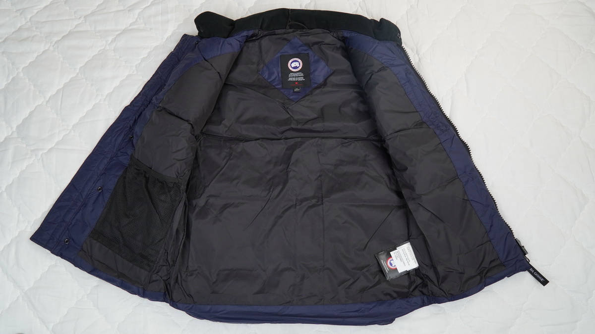 Can*a Go*e outdoor sports down vest navy blue