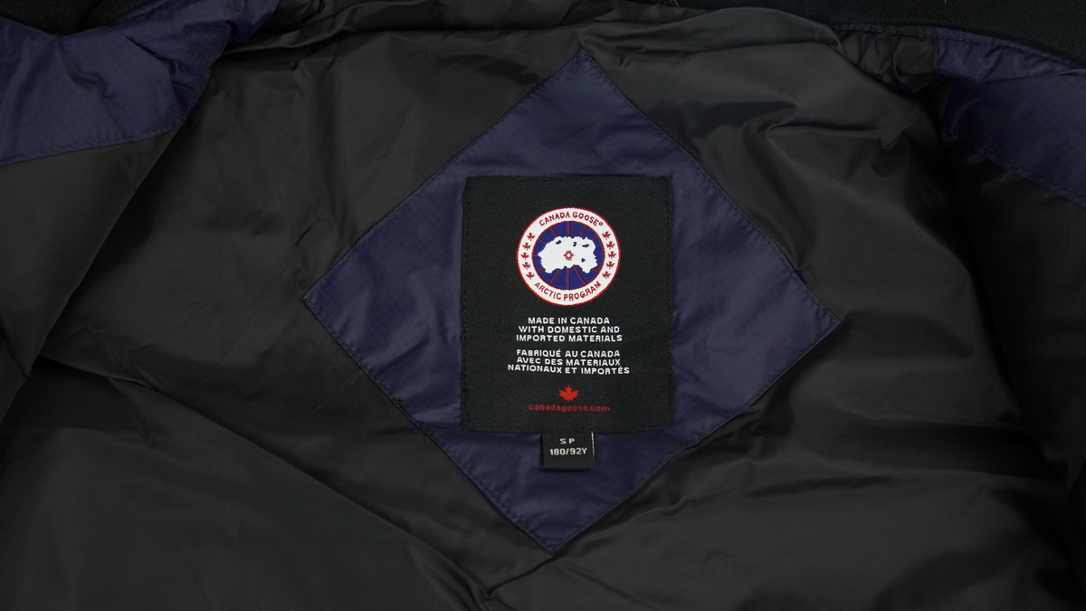 Can*a Go*e outdoor sports down vest navy blue