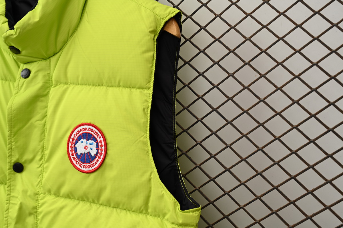 Can*a Go*e outdoor sports down vest navy fluorescent green
