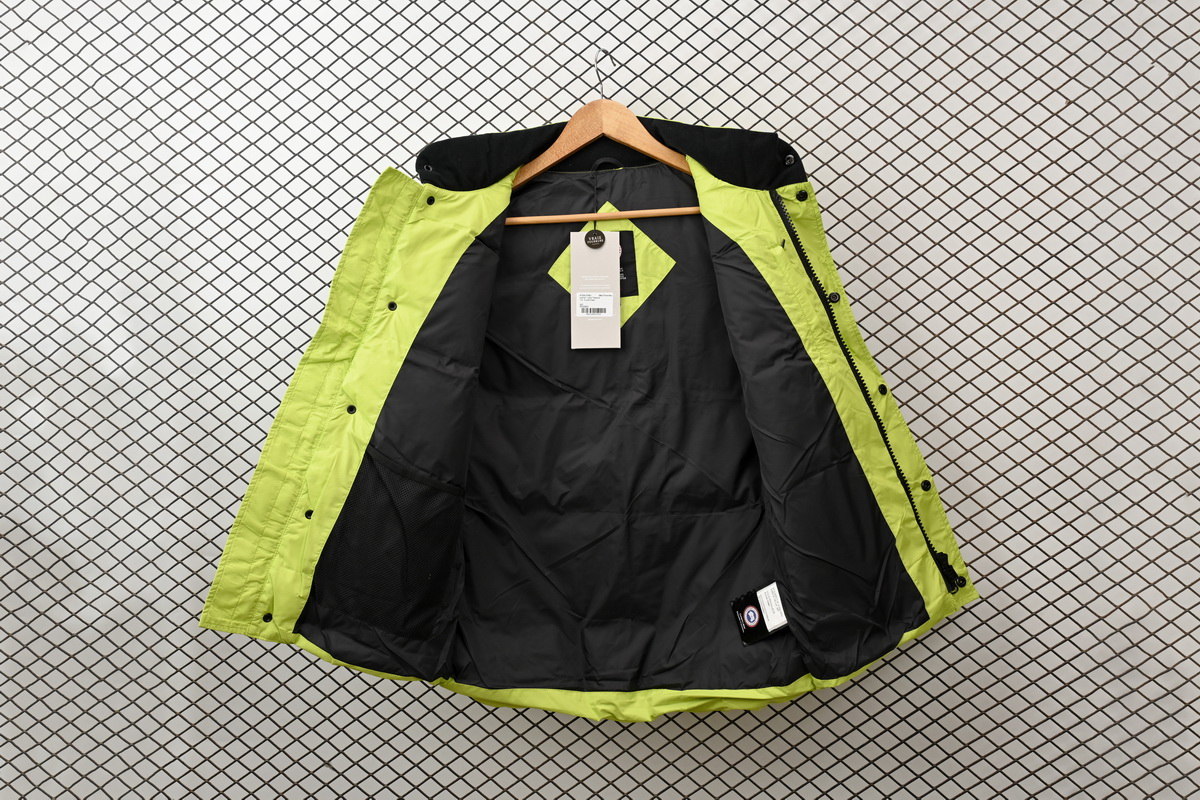 Can*a Go*e outdoor sports down vest navy fluorescent green