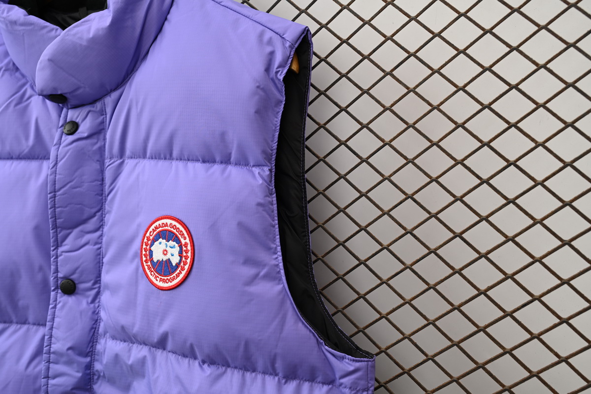 Can*a Go*e outdoor sports down vest navy purple