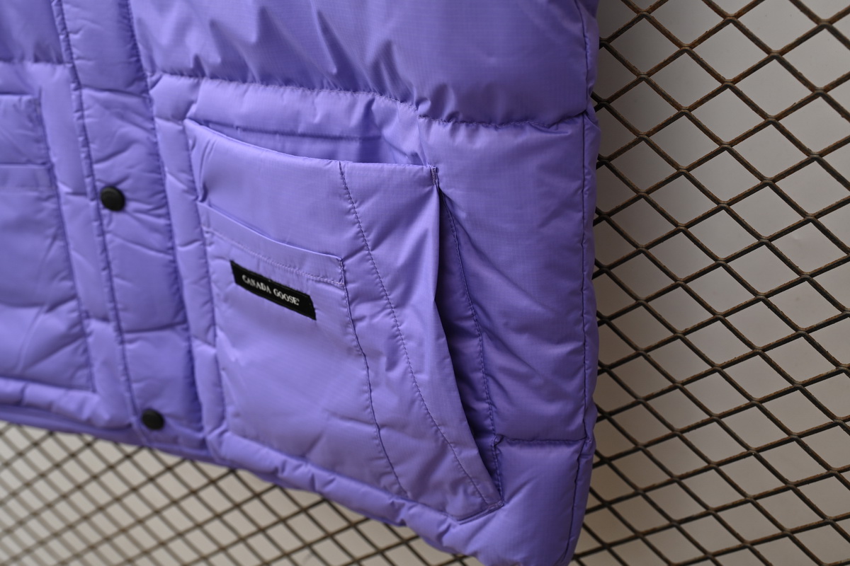Can*a Go*e outdoor sports down vest navy purple