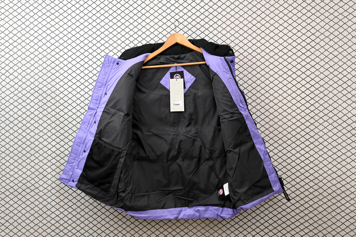Can*a Go*e outdoor sports down vest navy purple