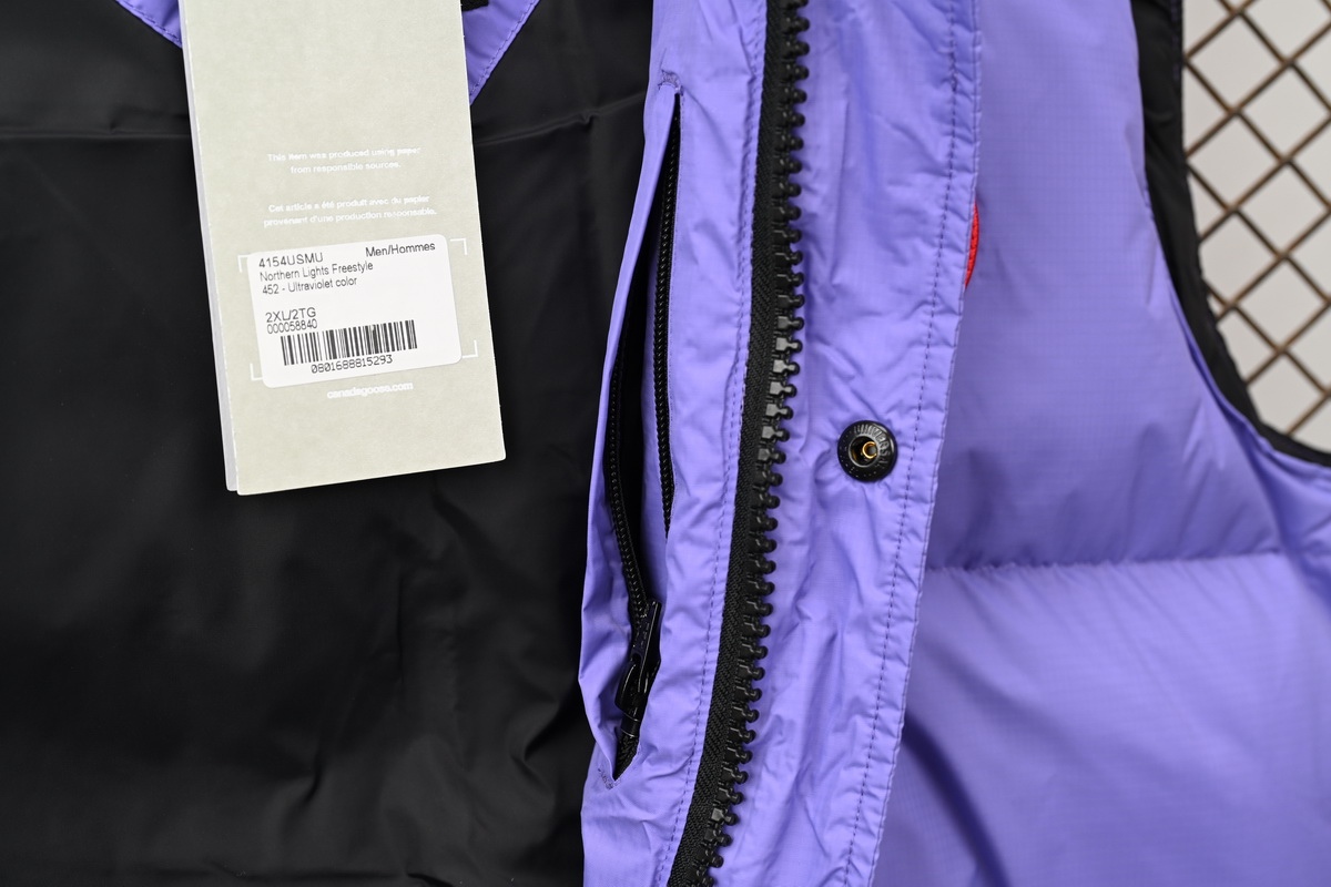 Can*a Go*e outdoor sports down vest navy purple