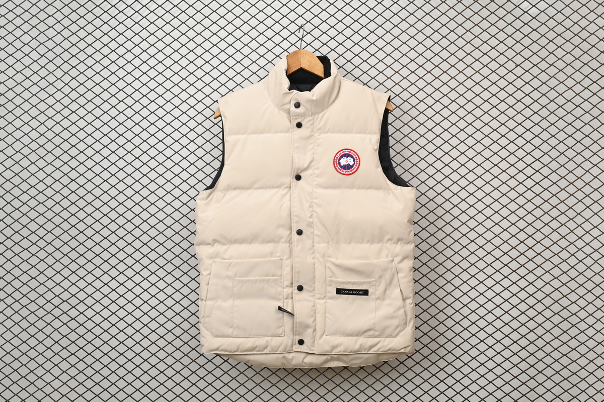 Can*a Go*e outdoor sports down vest off white